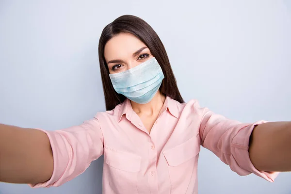 Zelfportret van aantrekkelijk gezond meisje dragen veiligheidsgaas masker longontsteking preventie geïsoleerd op grijze achtergrond — Stockfoto