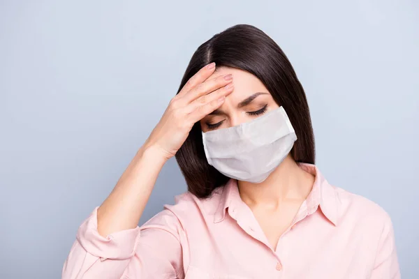 Close-up portret van aantrekkelijke zieke meisje dragen veiligheidsmasker aanraken voorhoofd lijden rook geïsoleerd op grijze kleur achtergrond — Stockfoto