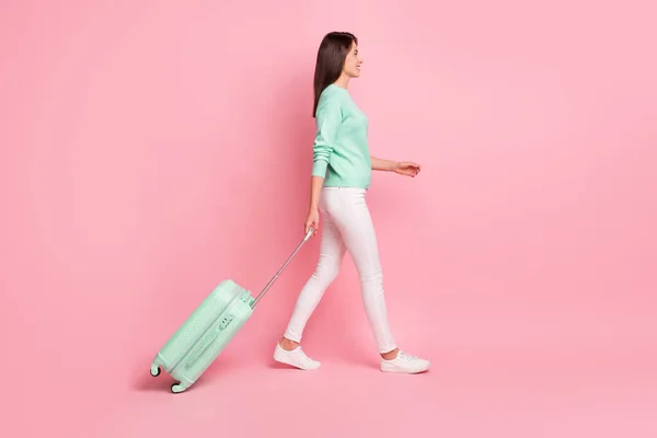 Pleine longueur profil taille du corps vue de côté de jolie fille joyeuse voyageur va avec valise isolé sur fond rose couleur pastel — Photo