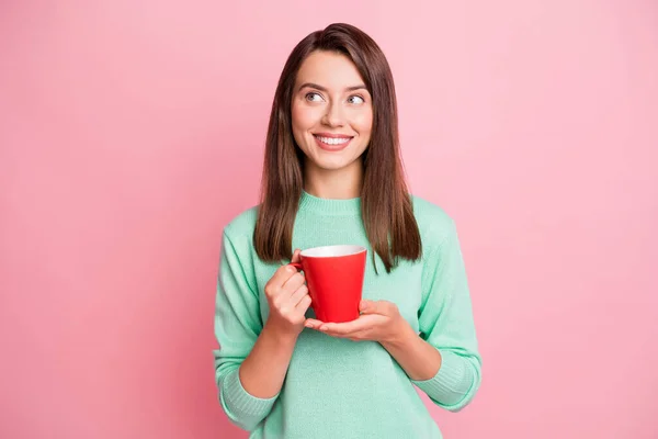 Retrato de encantadora menina alegre bebendo bebida overthinking isolado sobre cor de fundo pastel rosa — Fotografia de Stock