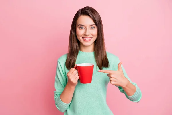 Potret gadis berambut pirang cantik yang optimis cangkir poin gadis rambut lurus mempromosikan pakaian sweater terisolasi di latar belakang warna merah muda — Stok Foto