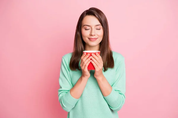 Foto de repouso adorável morena cabelo liso jovem mulher cheiro café olhos fechados usar camisola isolada no fundo cor-de-rosa — Fotografia de Stock