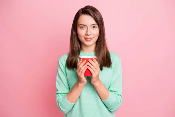 Foto de relaxar muito morena cabelo liso jovem senhora segurar camisola desgaste do chá isolado no fundo cor-de-rosa pastel — Fotografia de Stock