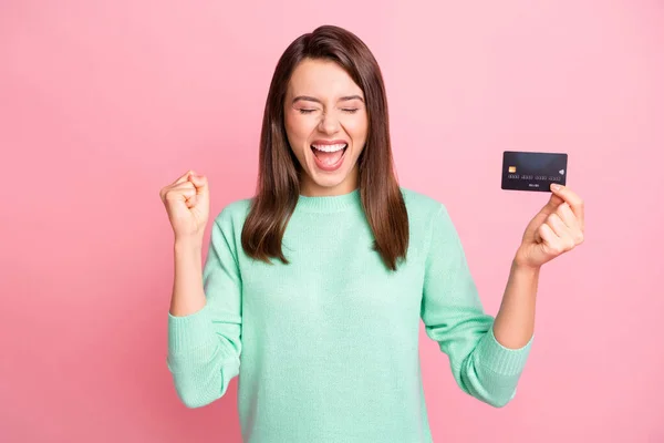 Fénykép a lány tartsa hitelkártya őrült arc szem csukott kopás türkiz pulóver elszigetelt rózsaszín szín háttér — Stock Fotó