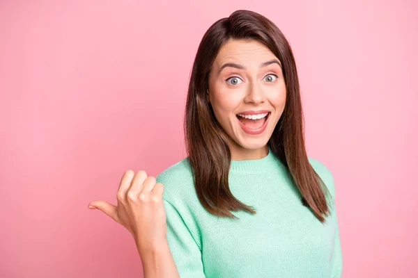 Foto de chica joven sorprendida dedo directo espacio vacío boca abierta sonrisa desgaste jersey de color rosa aislado fondo — Foto de Stock