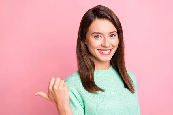 Фото веселой красивой девушки показывает большой палец пустое пространство носить чирок пуловер изолированный розовый цвет фона — стоковое фото