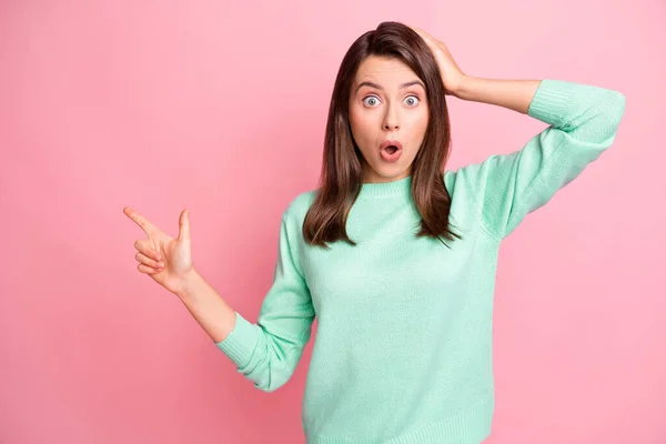 Foto de sorprendida señora loca cabeza de palma dedo directo espacio vacío boca abierta desgaste jersey de color rosa aislado fondo — Foto de Stock