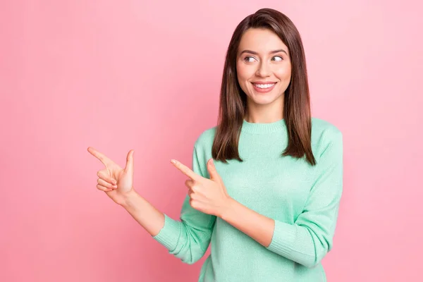 Foto de los dedos directos de la muchacha joven bonita mirada espacio vacío desgaste turquesa pulóver aislado color rosa fondo — Foto de Stock