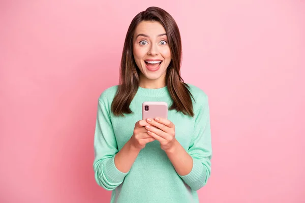 Fotografie úsměv blogger dívka jako dobré zprávy otevřené ústa tyrkysový svetr izolované na růžovém pozadí — Stock fotografie