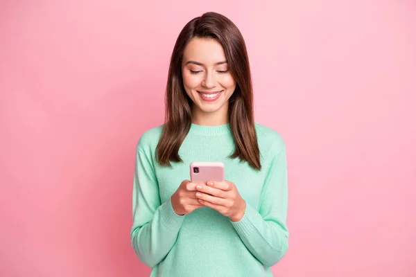 Foto di persona attraente alla ricerca di smartphone comunicare pullover verde acqua isolato su sfondo di colore rosa — Foto Stock