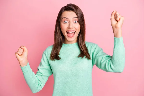 Foto van tevreden mooie jonge dame extatische open mond arm vuist up slijtage pullover geïsoleerd op roze kleur achtergrond — Stockfoto