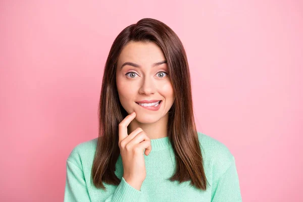 Foto van slimme jongeren bijten lip hand vingers op kin teal pullover geïsoleerd op pastel roze kleur achtergrond — Stockfoto