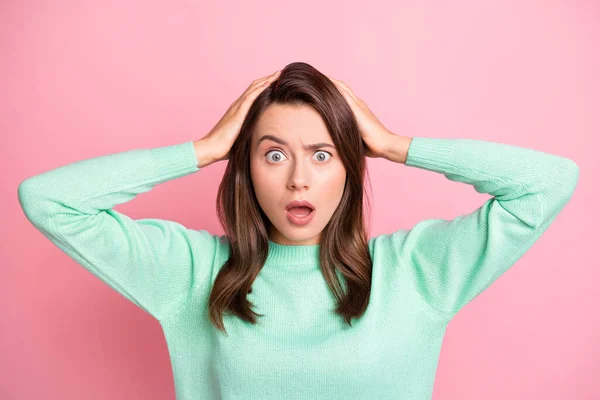 Foto de aterrorizada jovencita mirando fijamente los brazos en la cabeza boca abierta jersey de color verde azulado aislado sobre fondo de color rosa pastel —  Fotos de Stock