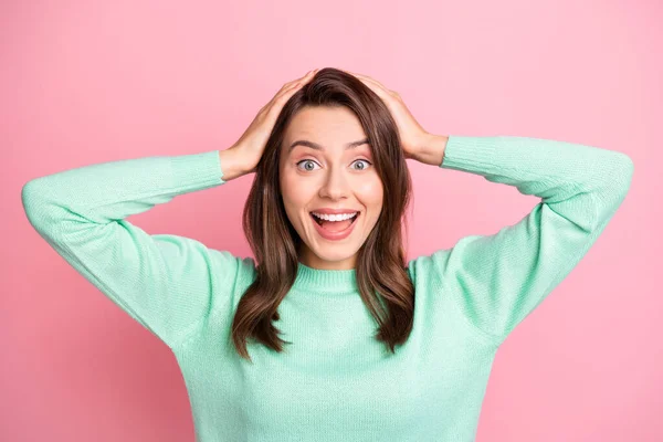 Foto portret van gelukkig geschokt jonge brunette aanraken hoofd met beide handen geïsoleerd op pastel roze kleur achtergrond — Stockfoto