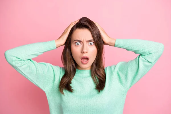 Foto portret van geschokt gestrest jonge brunette aanraken hoofd met beide handen staren geïsoleerd op pastel roze kleur achtergrond — Stockfoto