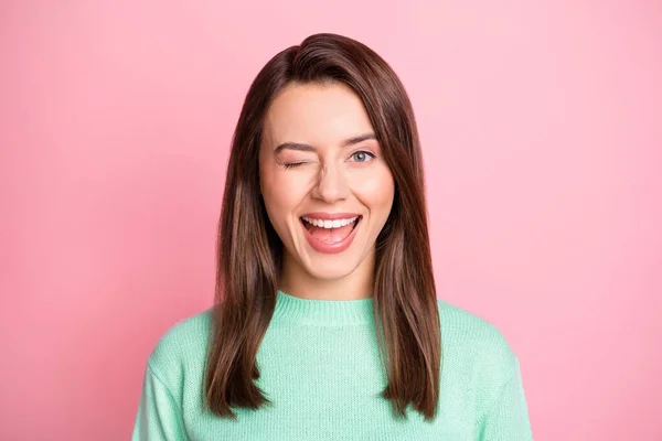 Foto retrato de bela jovem morena sorrindo alegremente piscando piscando isolado no fundo cor-de-rosa pastel — Fotografia de Stock