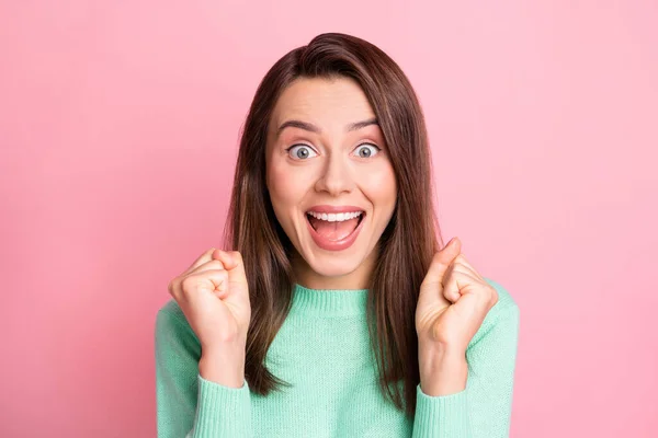 Foto retrato de la joven morena feliz impactada haciendo gestos como ganador gritando felizmente aislado sobre fondo de color rosa pastel — Foto de Stock