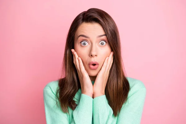 Fotoporträt von gestressten nervösen jungen Frau berührt Wangen starren mit geöffnetem Mund isoliert auf pastellrosa Hintergrund — Stockfoto