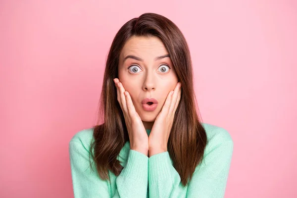 Foto portret van gestresste nerveuze jonge vrouw aanraken wangen staren met geopende mond geïsoleerd op pastel roze kleur achtergrond — Stockfoto