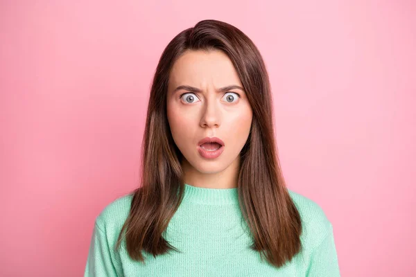 Foto retrato de estudante feminina estressado espantado com boca aberta olhando isolado no fundo cor-de-rosa pastel — Fotografia de Stock
