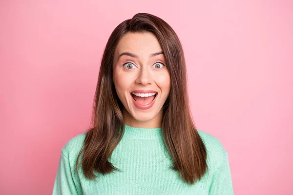 Foto porträtt av förvånad kvinnlig student ler med öppen mun glad stirrar isolerad på pastell rosa färg bakgrund — Stockfoto