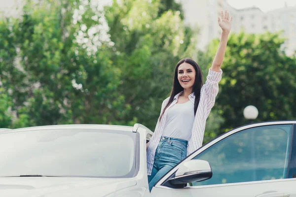 Foto di positivo allegra ragazza giro auto vedere i suoi amici a piedi città strada aperta porta d'onda mano invitare fine settimana estivo fuori — Foto Stock