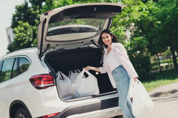 Retrato de ella ella agradable atractivo encantador bastante cuidadoso alegre dama poniendo compras productos mercancías en la gestión de suministros de camiones oficina apoyo vida rica —  Fotos de Stock