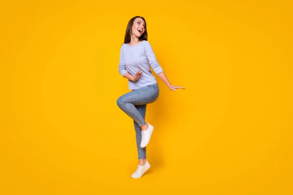 Teljes hossz testméret kilátás rá ő szép vonzó gondtalan vidám vidám lány jumping szórakozás tánc hangulatos kényelem ruhák viselése elszigetelt fényes élénk ragyogás élénk sárga szín háttér — Stock Fotó