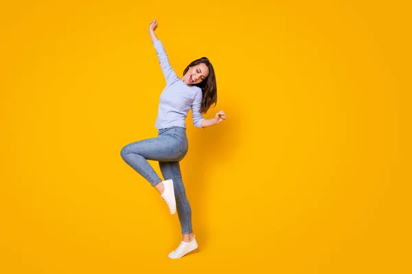 Comprimento total do corpo tamanho vista dela, ela atraente linda despreocupado alegre menina alegre ter diversão dançando chill out descanso relaxar frio partido isolado brilhante brilho vívido vibrante cor amarela fundo — Fotografia de Stock