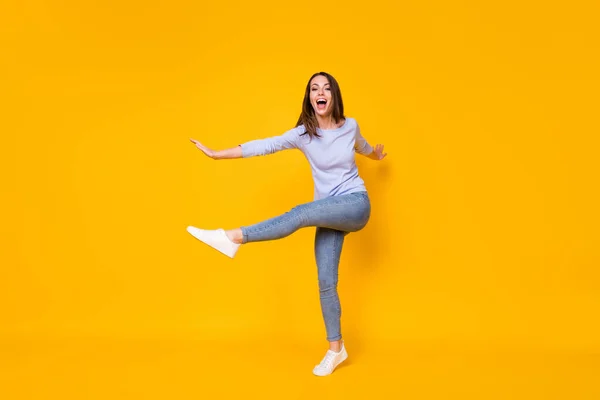 Comprimento total tamanho do corpo vista dela ela atraente muito funky extático esbelto alegre alegre menina pulando se divertindo bom humor dançando isolado brilhante vívido brilho vibrante cor amarela fundo — Fotografia de Stock