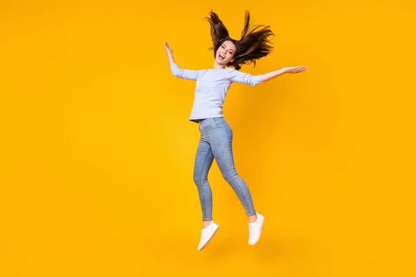 In voller Länge Körpergröße Ansicht ihrer sie attraktiv dünn fröhlich fröhlich Mädchen springen werfen Haare Spaß isoliert hell lebendigen Glanz lebendige gelbe Farbe Hintergrund — Stockfoto