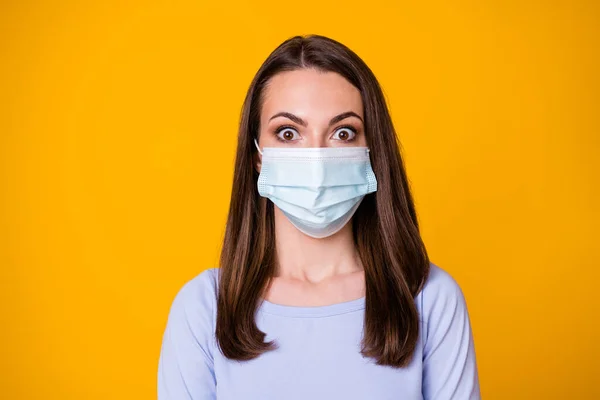 Close-up portret van haar ze aantrekkelijk vrij verbijsterd bezorgd bruin haar meisje dragen veiligheidsmasker stop griep griep griep griep besmetting geïsoleerd helder levendig glans levendige gele kleur achtergrond — Stockfoto