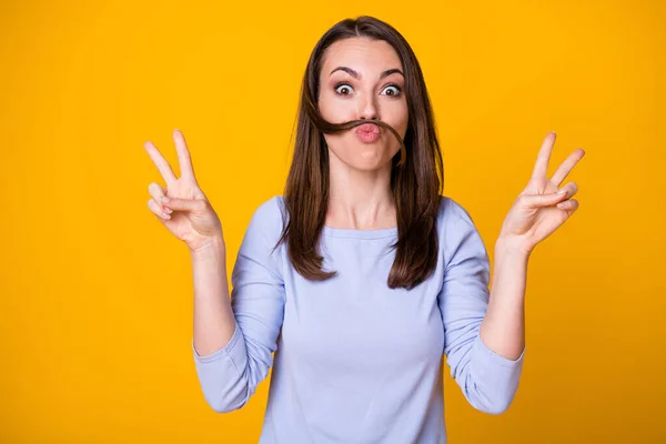 Foto de niña tonta infantil descuidado tienen bigote peinado falso hacer v-signo enviar aire beso desgaste púrpura suéter violeta aislado sobre brillante brillo color fondo —  Fotos de Stock