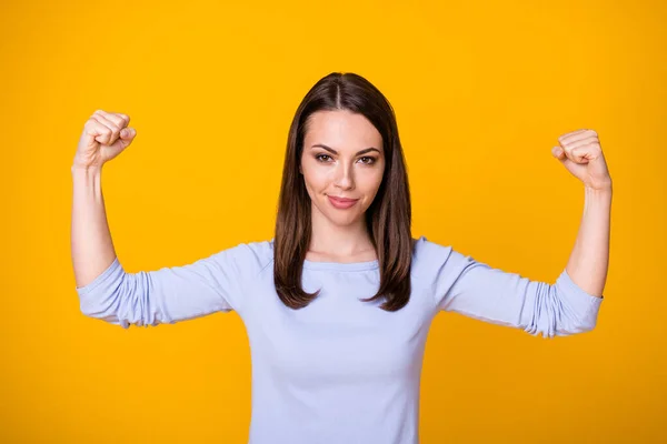 Photo of cool girl training a lot in gym show muscles hands wear shirt isolated over vivid shine color background — Stock Photo, Image