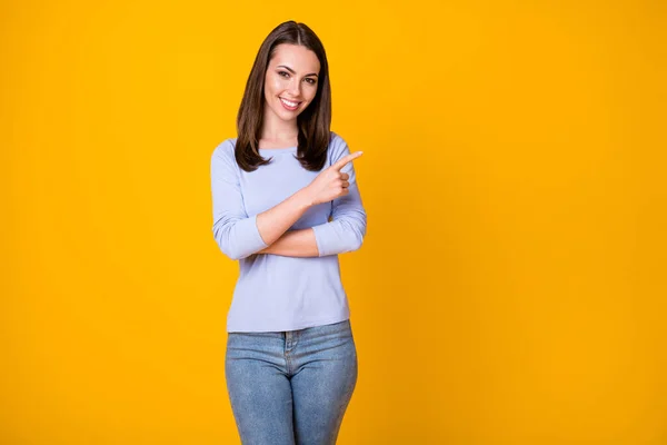 Zdjęcie pozytywnej dziewczyny promotor punkt wskazujący palcem copyspace obecne reklamy promocja sugerują wybrać nosić dobry wygląd koszuli izolowane na jasnym tle koloru — Zdjęcie stockowe