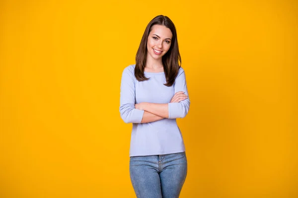 Foto di attraente bella ragazza manager mani incrociate godere di decidere decisione di lavoro indossare buon look vestito isolato su sfondo di colore vivido — Foto Stock