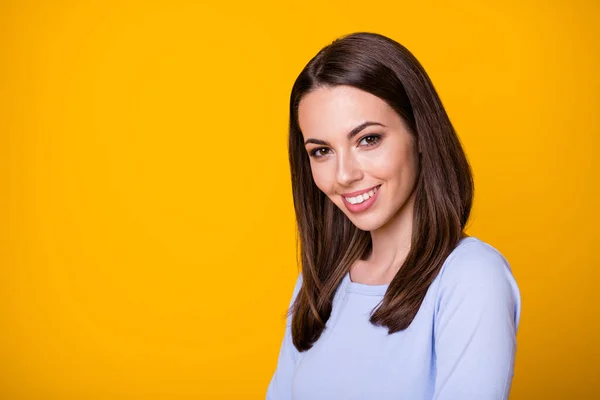 Turned foto de chica atractiva encantadora mirada en la sonrisa dentada cámara disfrutar de descanso relajarse usar camisa aislada sobre fondo de color vívido — Foto de Stock