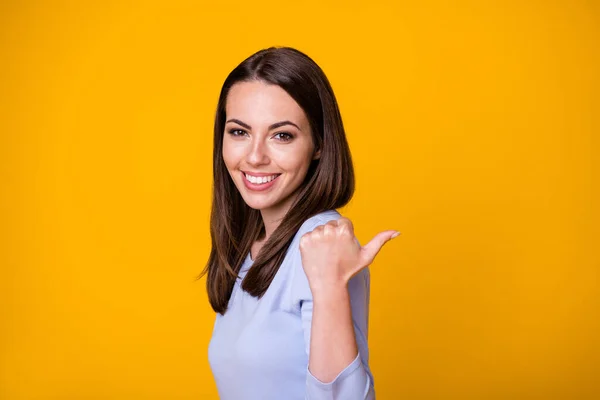 Pozitif neşe saçan kız fotoğrafı başparmak, fotokopi odası mevcut reklam reklamları, renkli arka planda izole edilmiş gömlek. — Stok fotoğraf