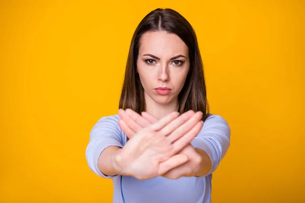 Foto van ernstige pensive meisje kruis palmen blokkade manier slijtage shirt geïsoleerd over levendige kleur achtergrond — Stockfoto