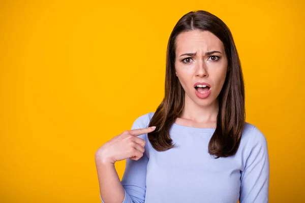 Wie wagt man es, Fehler zu machen. Frustriert verärgert wütendes Mädchen fühlt sich schockiert Zeigefinger selbst tragen Hemd isoliert über lebendigen Farbhintergrund — Stockfoto