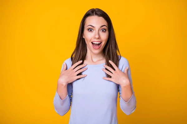 Foto de senhora alegre atraente abrir os braços da boca no peito ouvir notícias incríveis incrível apontando sobre si mesma não acredito que os olhos orelhas usam camisa casual isolado cor amarela fundo — Fotografia de Stock