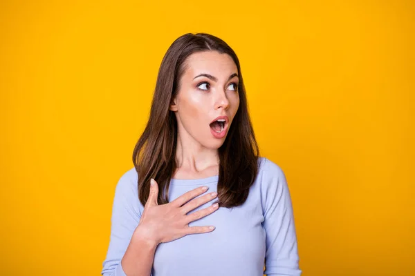 Närbild foto av attraktiva ganska chockad mållös dam öppen mun ser sida tomt utrymme beröring arm bröst imponerad fruktansvärd utsikt slitage casual shirt isolerad levande gul färg bakgrund — Stockfoto