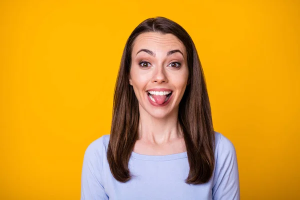 Closeup foto de atraente muito alegre senhora bom humor furar a língua para fora boca provocando namorado brincando em torno de desgaste casual camisa isolado vibrante cor amarela fundo — Fotografia de Stock