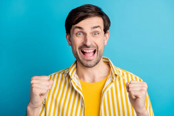 Foto di uomo estatico alzare i pugni gridare sì vincere squadra di calcio sogno nazionale desiderio partita indossare vestiti buon look isolato su sfondo di colore blu — Foto Stock