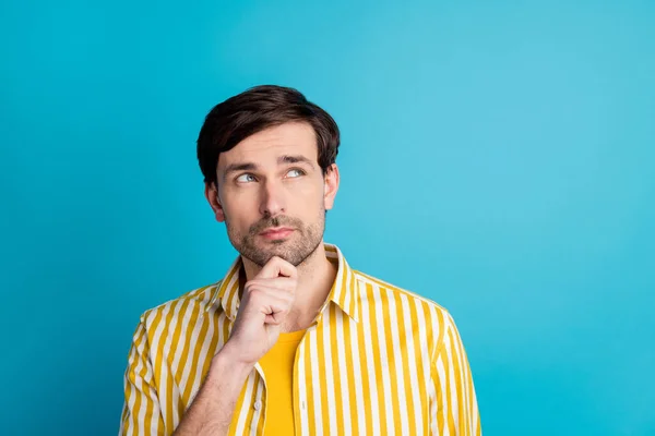 Foto von Gedanken nachdenklich befragten Kerl berühren Hand Kinn Look Copyspace denken Gedanken entscheiden Familie Urlaub Reise tragen gestreifte Outfit isoliert über blauem Hintergrund — Stockfoto