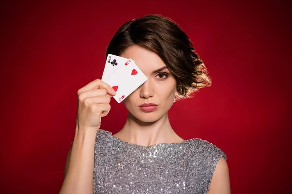 Zbliżenie zdjęcie atrakcyjnej pani profesjonalny gracz kasyno ukrywa oko trzymać dwa talii karty grać zakład ryzykowny sprytny gracz wszystko w nosić połysk sukienka odizolowany ciemnoczerwony gradient kolor tło — Zdjęcie stockowe