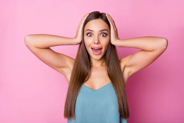 Portret van verbaasd gekke funky jeugd meisje laat voor zwarte vrijdag advertenties promo onder de indruk raken handen hoofd schreeuwen dragen singlet geïsoleerd over roze kleur achtergrond — Stockfoto