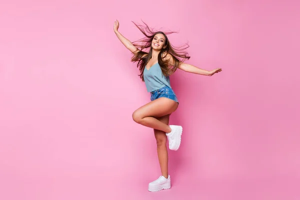 Foto in voller Länge von schönen süßen netten hübschen Mädchen genießen Frühling Freizeit Wochenendausflug heben Hände Beine tragen Jugend Stil Singlet isoliert über rosa Hintergrund — Stockfoto