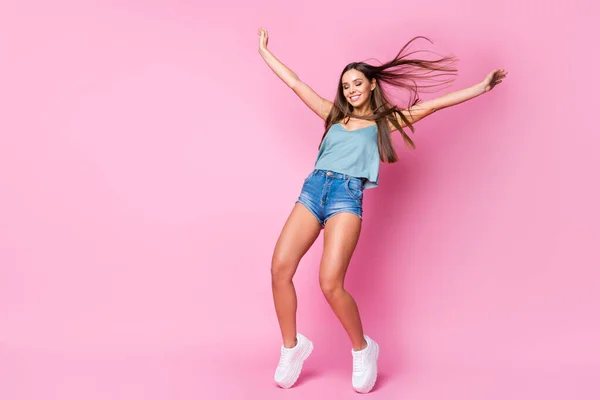 Comprimento total tamanho do corpo vista dela ela agradável atraente fascinante linda alegre sonhadora menina de cabelos castanhos se divertindo em pé na frente do tempo ventoso isolado sobre fundo cor pastel rosa — Fotografia de Stock