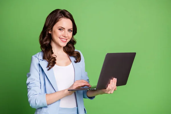 Foto porträtt av kvinnlig programmerare som arbetar med datorn ler bär blå outfit isolerad på pulserande grön färg bakgrund — Stockfoto